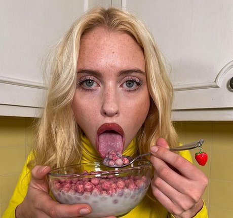 Chloe cherry top model photo