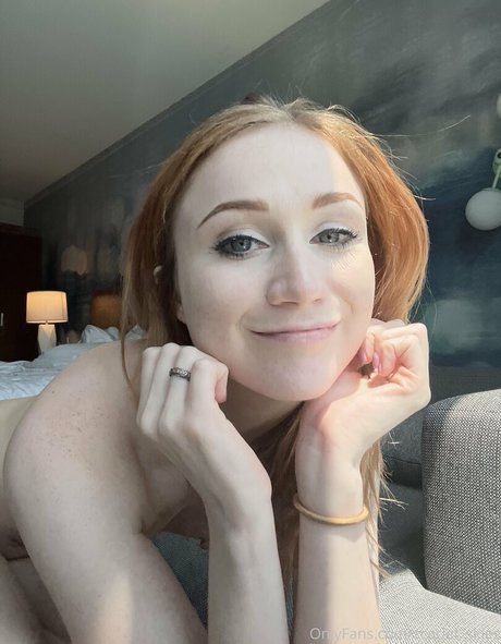 Scarlet Skies nude model image