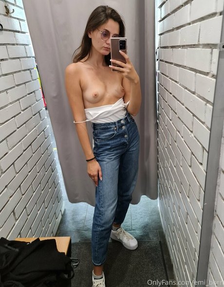 emi born top actress gallery