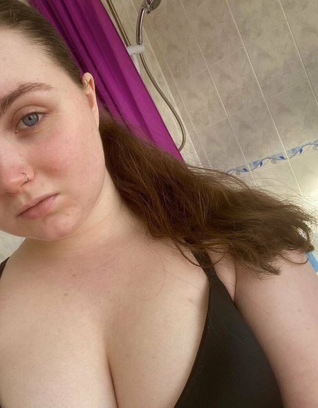 bustybritishbrunette pretty model picture