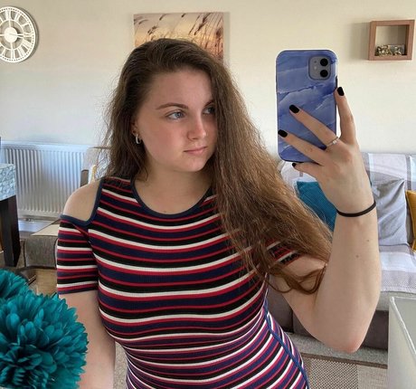 bustybritishbrunette nudes star picture