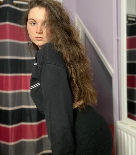 bustybritishbrunette sexy model gallery