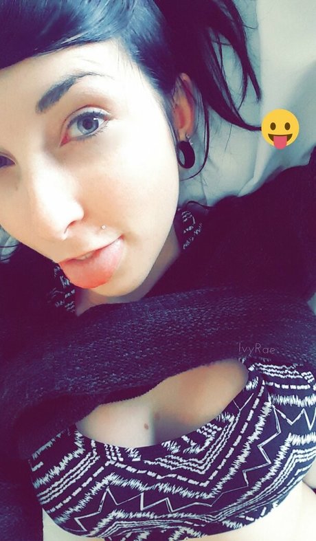 IvyLaura free pornstar photo