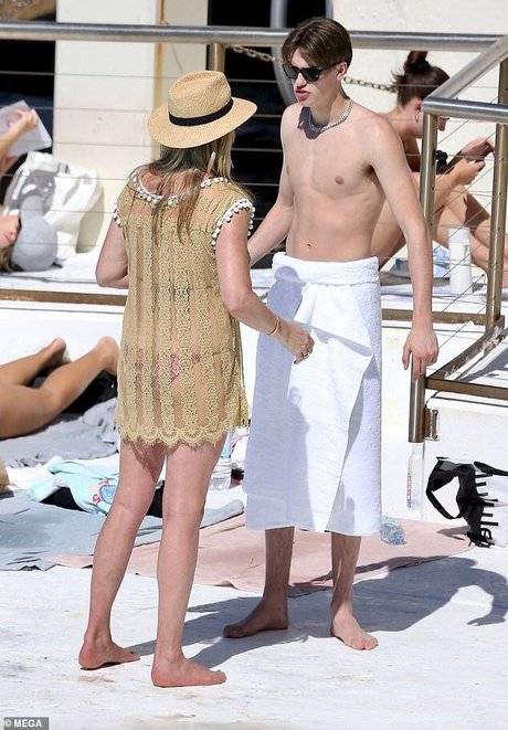 Penny Lancaster model naked pics