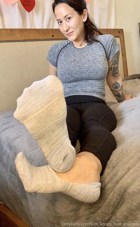 kim kisses foot goddess nude actress pic