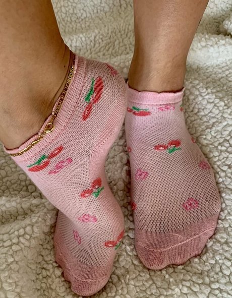 kim kisses foot goddess Profile pic