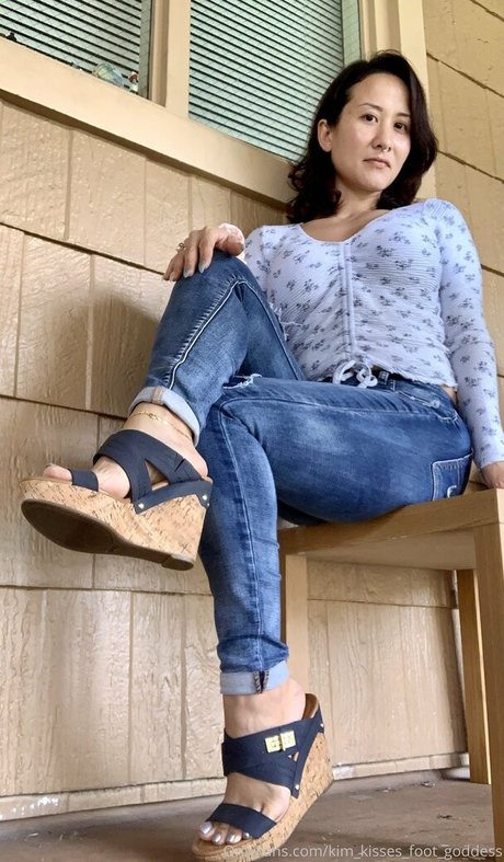 kim kisses foot goddess sexy actress galleries