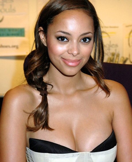 Amber Stevens West model top picture