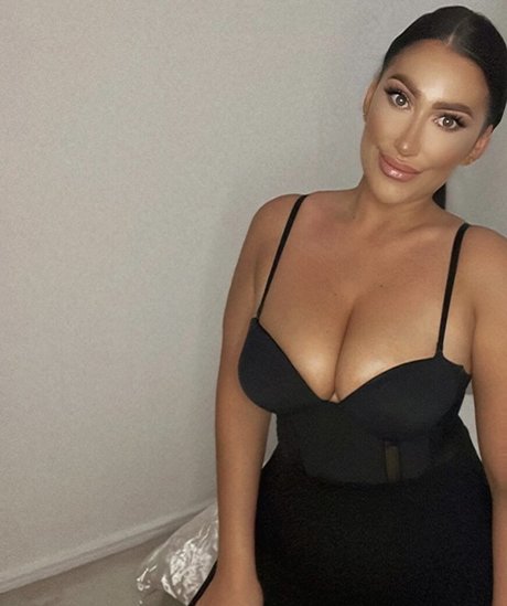 Kirstie V model naked img