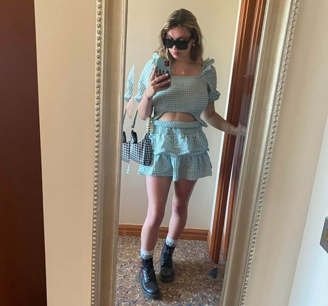 Nell H beautiful actress picture