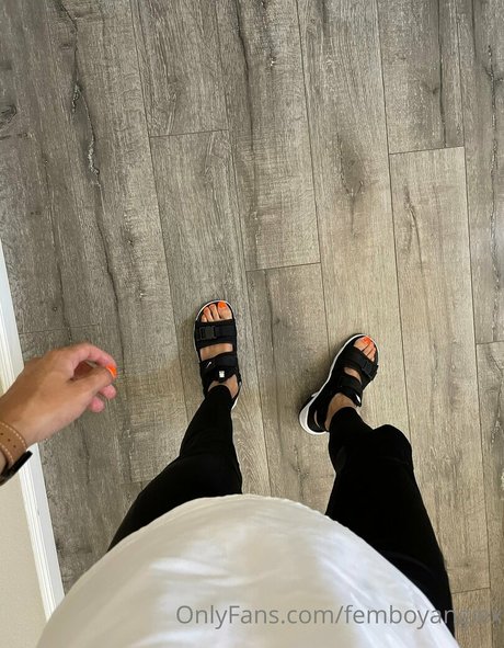 femboyangiesfeet naked star photo