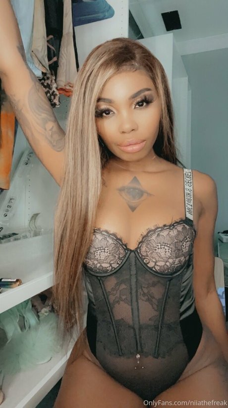 niiathefreak exclusive model images
