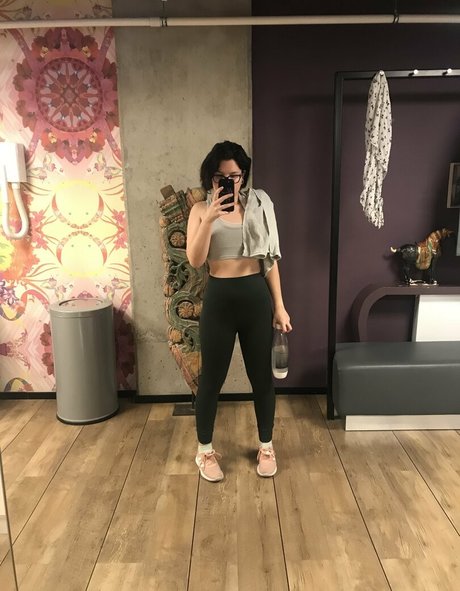 redlotti model nice pic