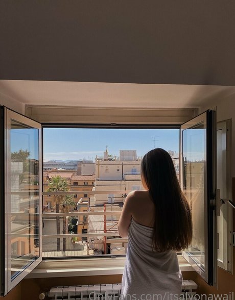 itsalyonawail star img