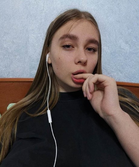 Lucy Laistner pretty actress images