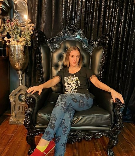 Ashley Victoria Robinson top star pic