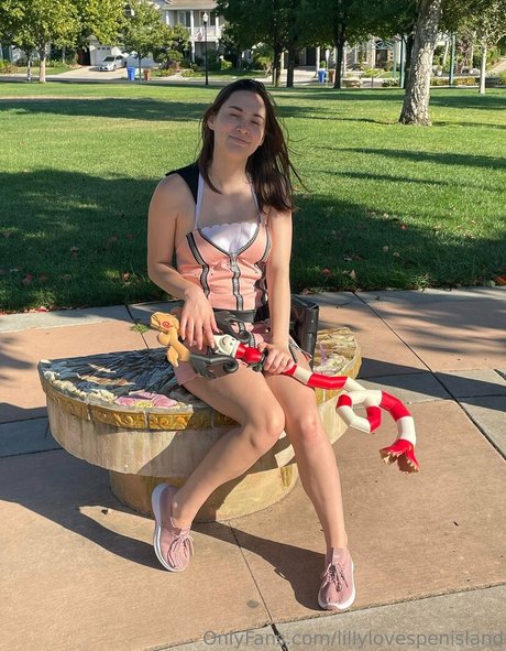 lillylovespenisland top model image