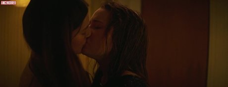 Kaitlyn Dever star art pics