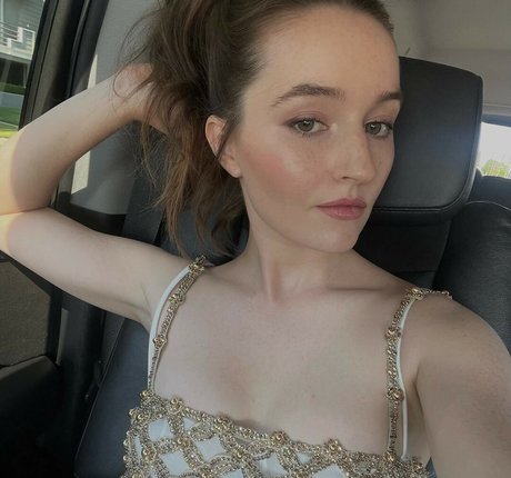 Kaitlyn Dever star nice pics