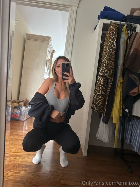 emiiixox hot model pics