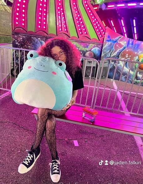 falkybear pretty model images