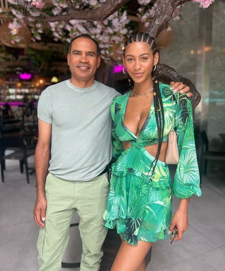 Briana Smith hot actress photos