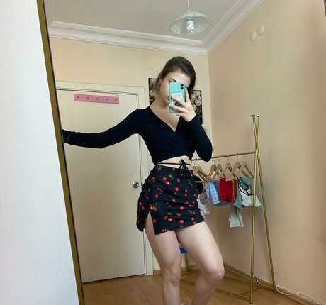 Sudefit model pornographic photos