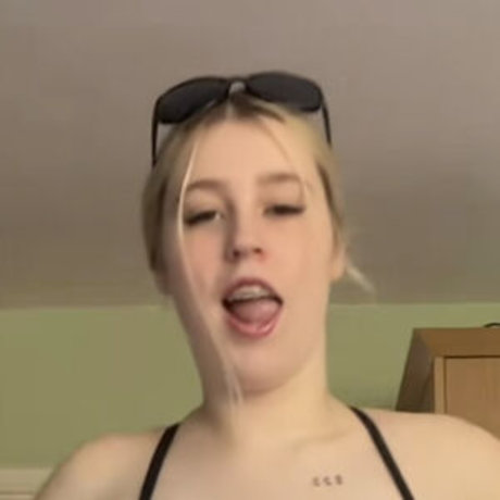 reeseybum model sexy photo