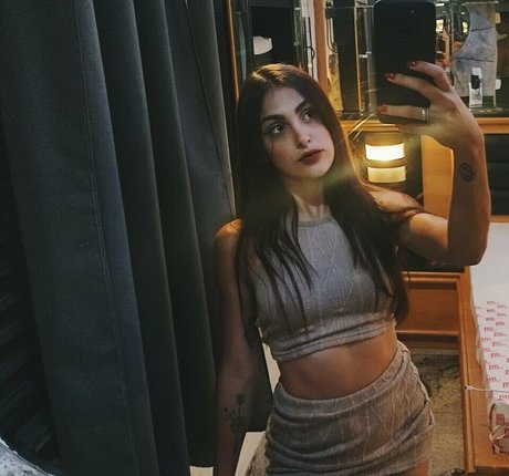 Sua Latina model pic