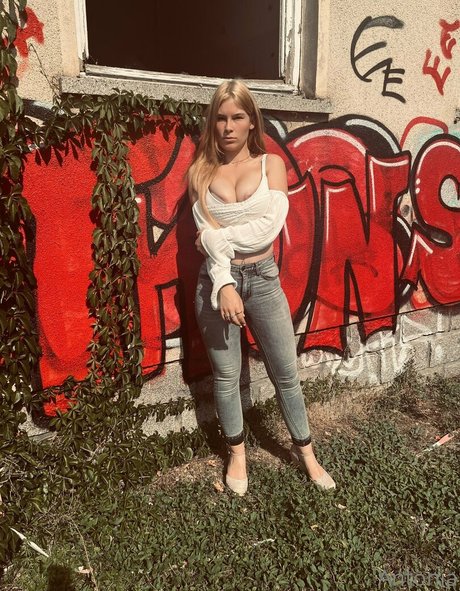 imhotantonia adult model photos