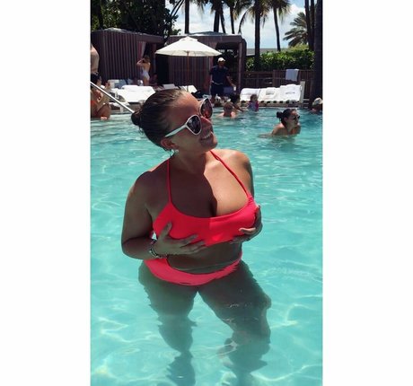 Lizzy Maguire star adult pic