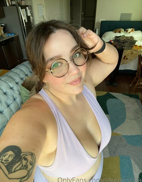 sleepy sofia star high quality photo