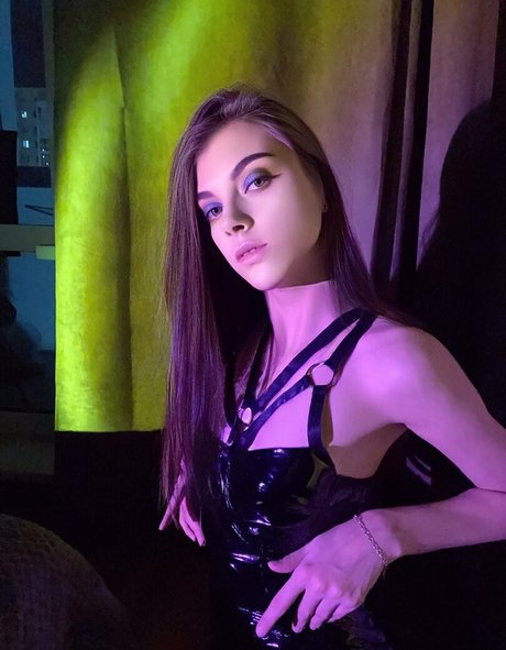 lana virg model perfect image