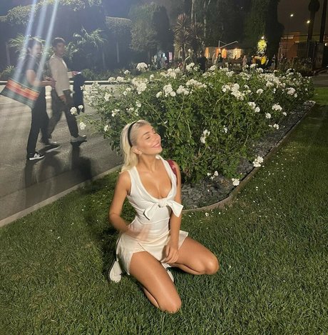 Jennessa Rose hd actress picture