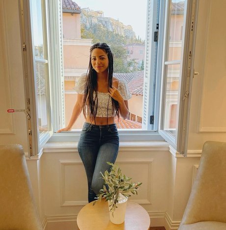 Camille Hyde hd actress photos