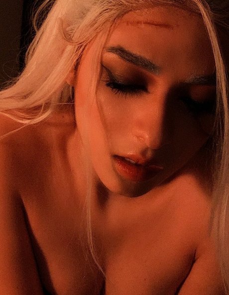 Vain Virgo star pornographic pics