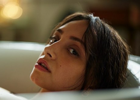 Olivia Linz sexy model pictures