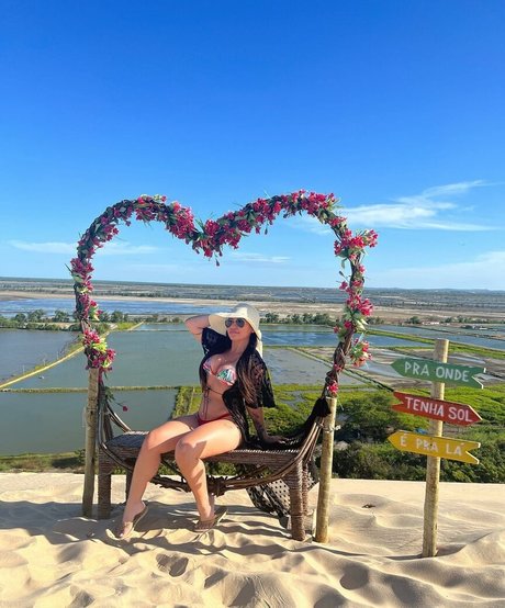 Hanninhalobatto model naked photo