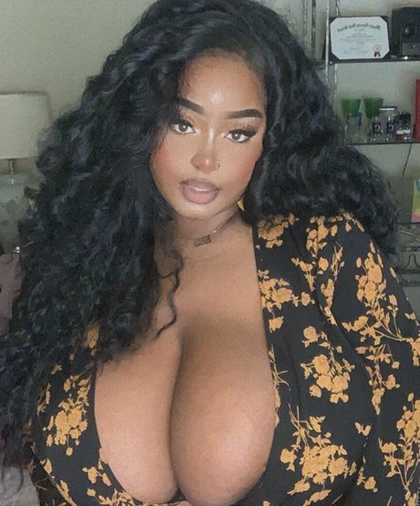 Milkmami89 pornographic model picture