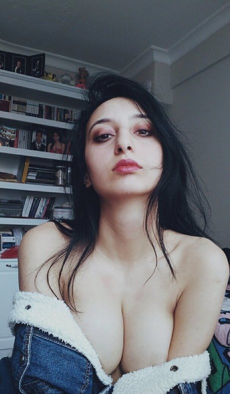 Kizillolita model photo