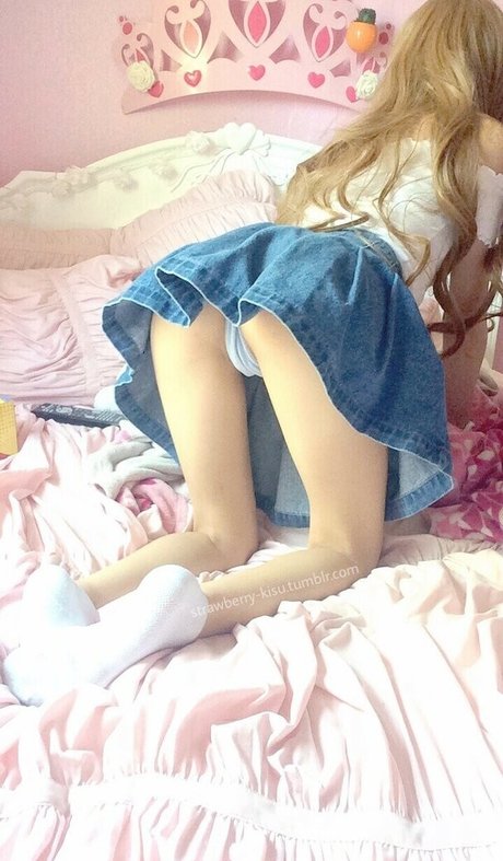 Strawberry kisu model hot pic