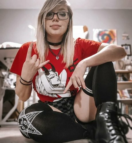 Gabby Swears hot actress picture