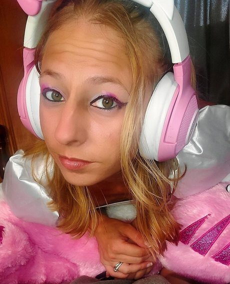 Angel Without Halo model hd pics