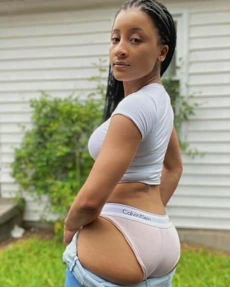 Alyssa Maxwell model sexy gallery