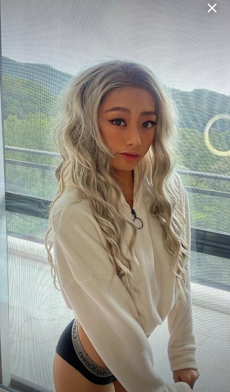 Ari Lee art actress image