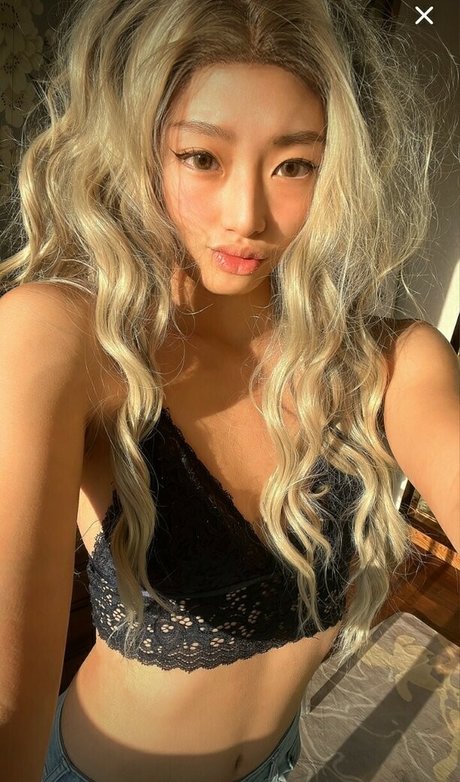 Ari Lee beautiful actress image