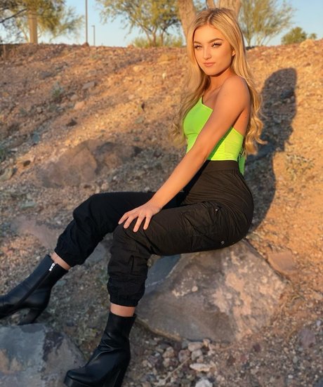 Savanah Moss erotic actress image