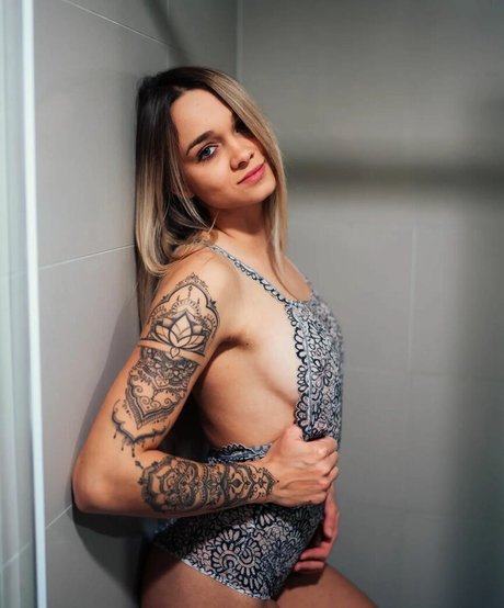 Nikola Sarsova star pics