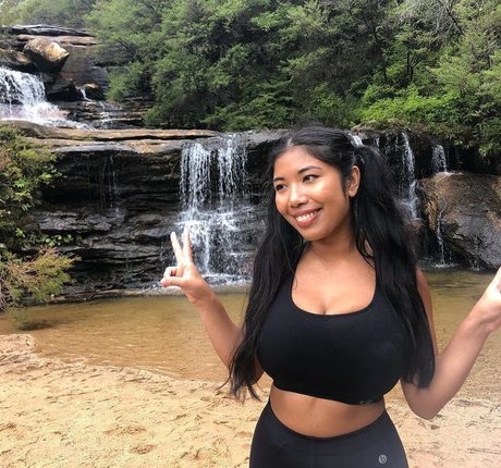 Sml Prsn model sexy pic