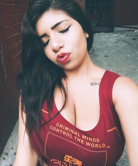 Kimberly Hdeez sex model photo